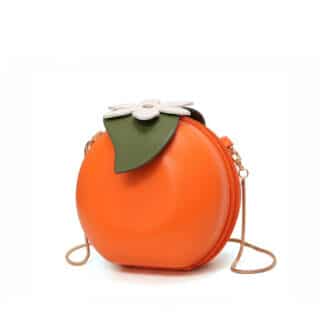 Petit sac à bandoulière en forme de fruit orange sur un fond blanc
