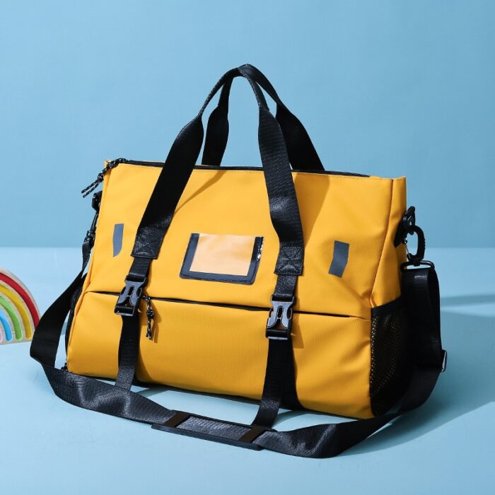 Sac de sport à bandoulière pour femme jaune sur fond bleu.
