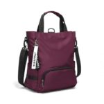 sac à dos bandoulière bordeaux rectangulaire en tissu imperméablle avec poche fermeture éclair