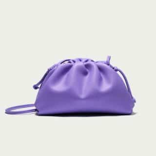 sac à main bourse violet sur fond blanc