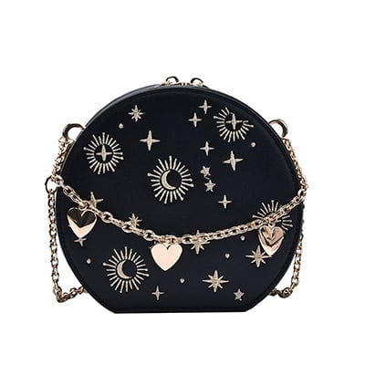sac bandoulière noir rond, motif astrologie, lunes et étoiles, chaine dorée, sur fond blanc