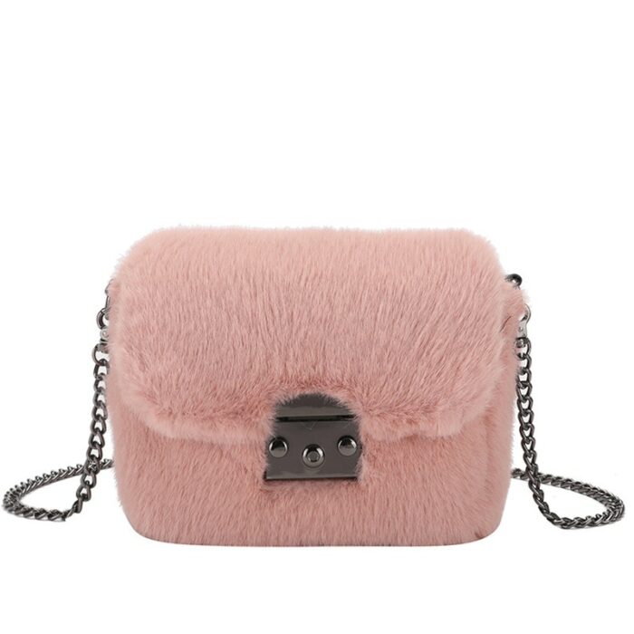 Photo d'un petit sac pochette en fausse fourrure rose à bandoulière en chaine.