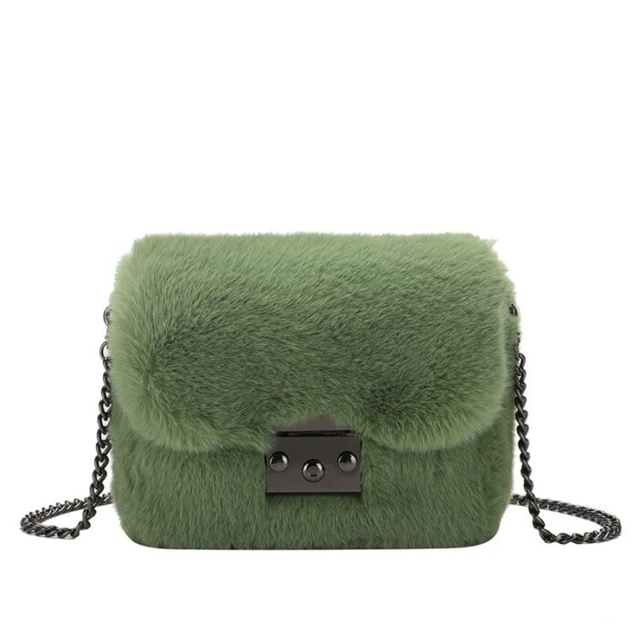 Photo d'un petit sac pochette en fausse fourrure vert à bandoulière en chaine.