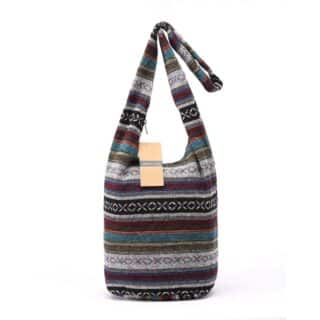 Photo d'un sac fourre-tout à bandoulière en tissu ethnique de style hippie.