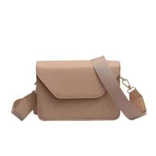 Photo d'un petit sac pochette messager à bandoulière en cuir synthétique beige au design minimaliste