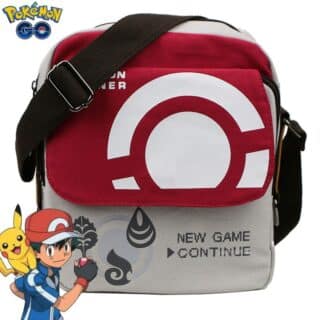 Photo d'une sacoche à bandoulière pour entraineur pokémon en toile grise et rouge. L'inscripton Pokémon Go et une photo de Sacha et Pikachu en bas.