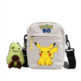 Photo d'une sacoche bandoulière grise pokémon go avec pikachu dessus et une peluche verte à coté de la sacoche.