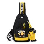Photo d'un sac à dos bandoulière noir et jaune avec une image de Pikachu et un petit pendentif Pikachu