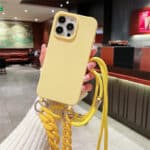coque pour smartphone jaune avec bandoulire et chaine
