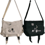 deux sacs bandoulière en tissu, un noir et un blanc avec des badges décoratifs sur fond blanc