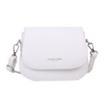 sac bandoulière banc en cuir synthétique sur fond blanc