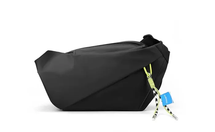 sac bandoulière sport homme noir en nylon imperméable sur fond blanc