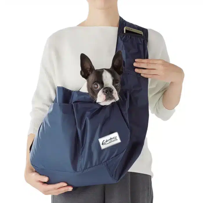 sac bandoulière pour animal de compagnie bleu marine porté par une femme avec un bouledogue français dedans
