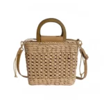 sac bandoulière en paille anses en bois sur fond blanc