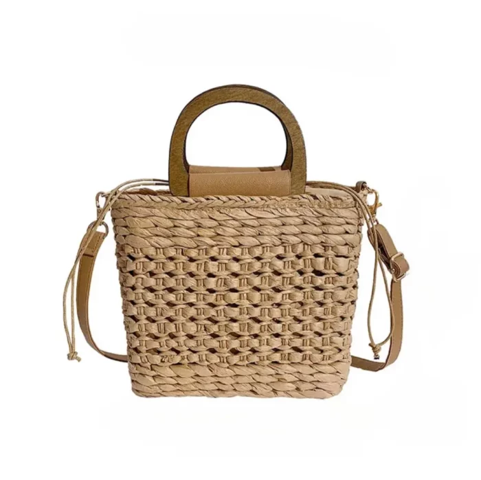 sac bandoulière en paille anses en bois sur fond blanc