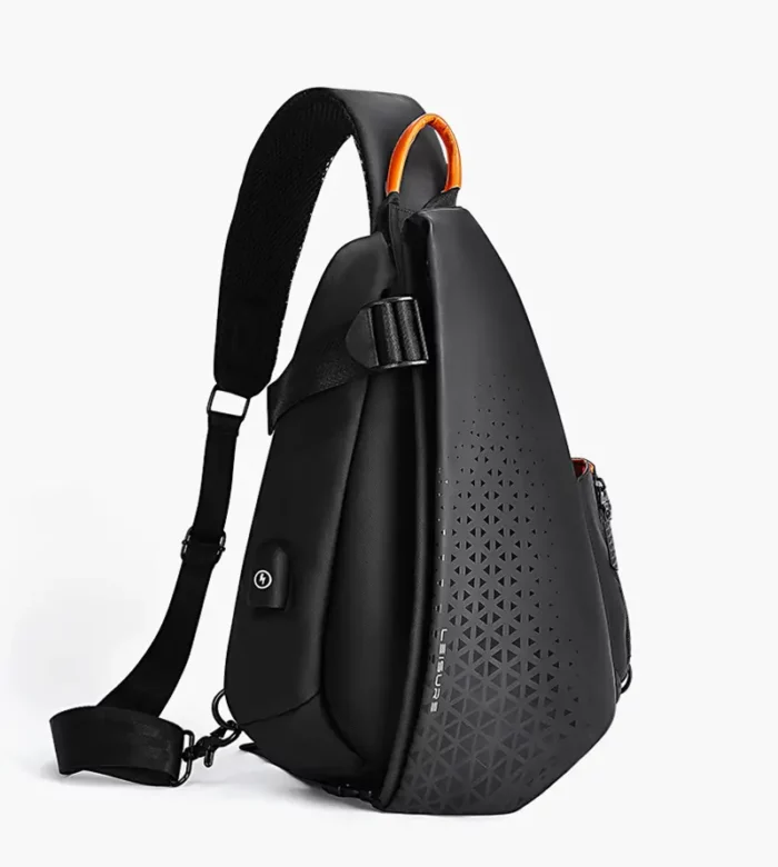 sac bandoulière noir en nylon imperméable avec port usb pour homme sur fond blanc