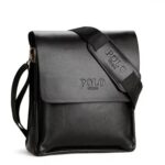 sac bandoulière homme noir en cuir synthétique logo POLO sur fond blanc