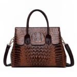 sac bandoulière en cuir marron style rétro effet crocodile sur fond blanc