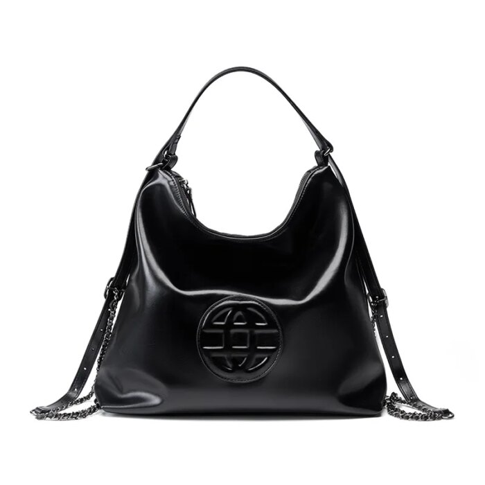 sac à dos bandoulière en cuir noir avec chaines sur fond blanc