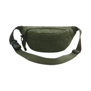 Sac banane bandoulière en velours vert avec fermeture éclair, bandoulière réglable sur fond blanc