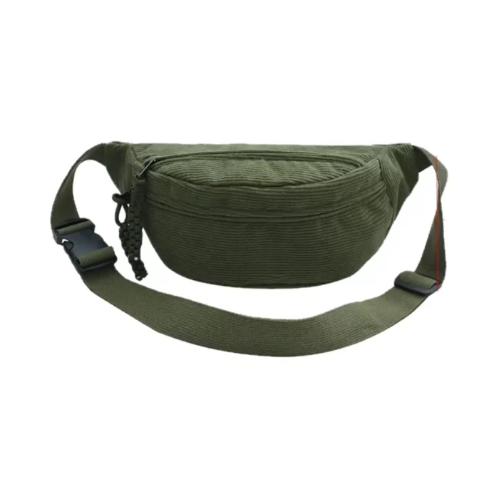 Sac banane bandoulière en velours vert avec fermeture éclair, bandoulière réglable sur fond blanc