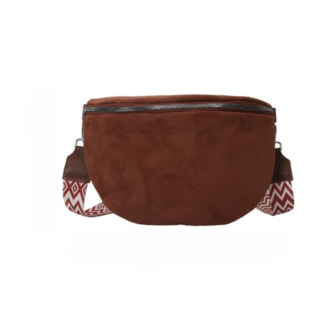 sac banane bandoulière en daim marron sur fond blanc