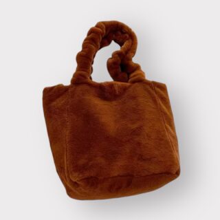 sac bandoulière en peluche tout doux marron sur fond blanc