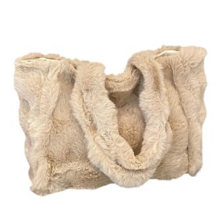 sac bandoulière en fausse fourrure beige sur fond blanc