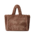 sac bandoulière pour femme en peluche marron sur fond blanc
