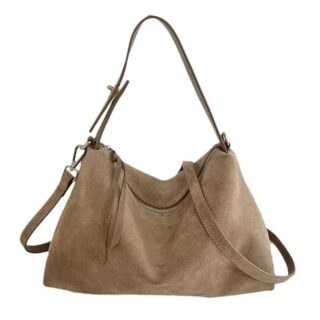 sac bandoulière forme Boston en cuir daim beige sur fond blanc,