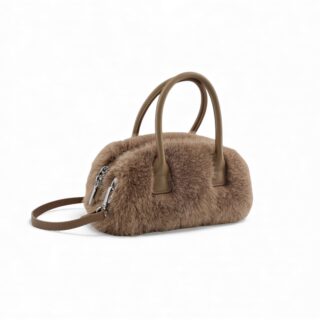 petit sac bandoulière en fausse fourrure couleur taupe, anses et bandoulière en cuir synthétique beige