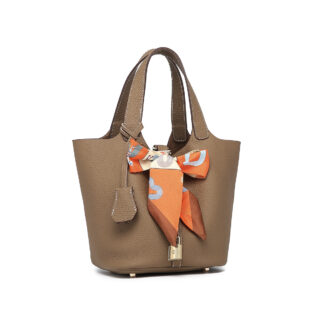 sac bandoulière forme seau en cuir marron véritable et foulard en soie chic orange