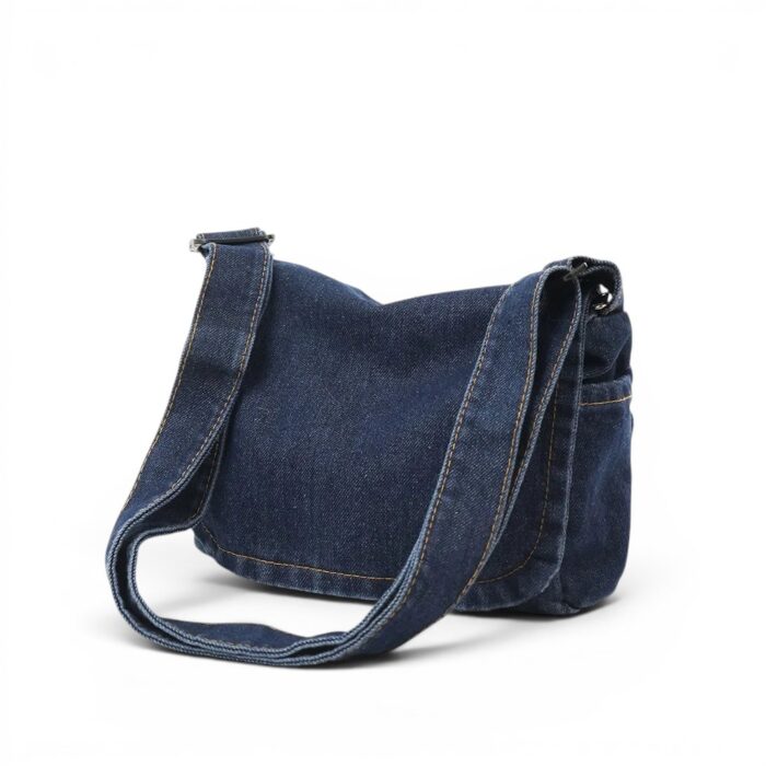 sac bandoulière en jean denim bleu foncé forme rectangulaire