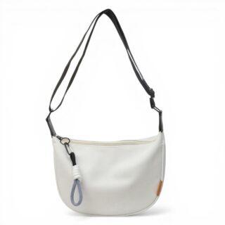 sac bandoulière en toile forme demi lune couleur blanc