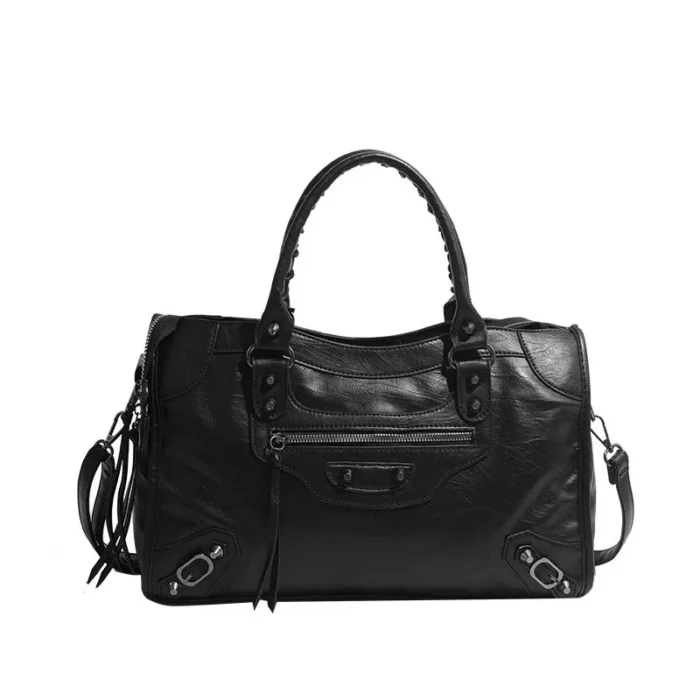 sac-bandouliere-cuir-vegan-noir-face Sac bandoulière femme en cuir vegan noir, grand format, vue de face