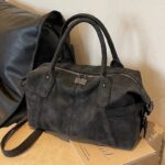 Sac bandoulière femme en cuir vegan noir effet vintage, vue de face avec deux anses et zip