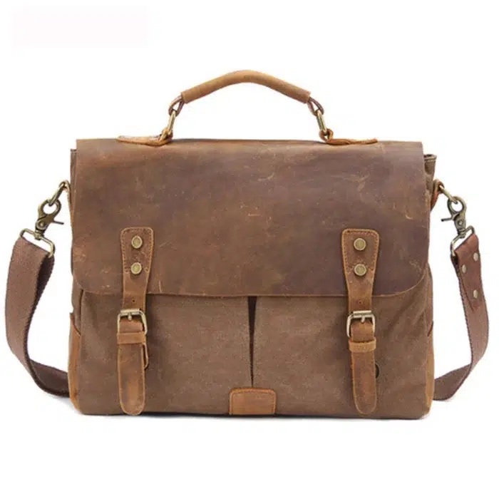 sac-bandouliere-homme-cuir-toile-marron-face Sac bandoulière homme en cuir et toile marron, cartable vintage vu de face avec rabat à boucles