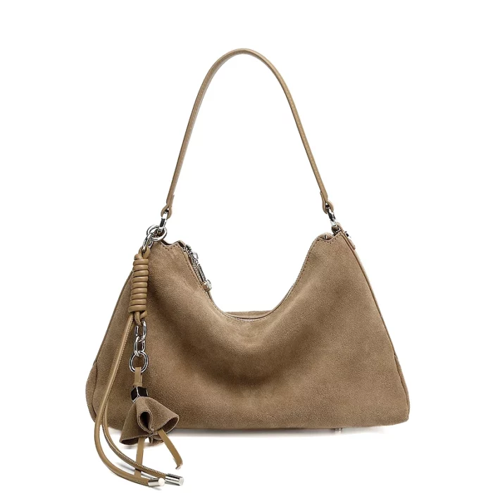 Sac hobo femme en cuir velours taupe avec breloque pompon, anse et fermeture zippée argentée