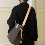 Sangle pour sac bandoulière camel portée à l'épaule