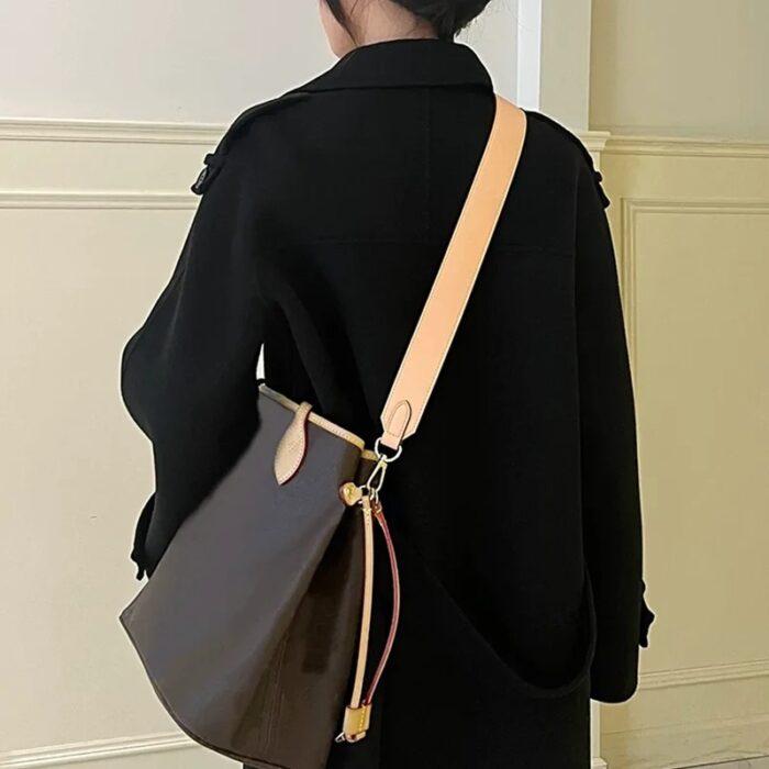 Sangle pour sac bandoulière camel portée à l'épaule