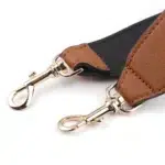 Mousquetons dorés de la sangle de sac bandoulière en cuir végan