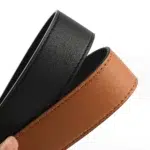 Gros plan sur le cuir végan de la sangle de sac bandoulière