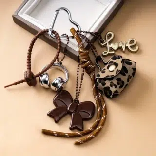 Accueil Porte-clés bijou de sac marron léopard avec breloques et corde tressée