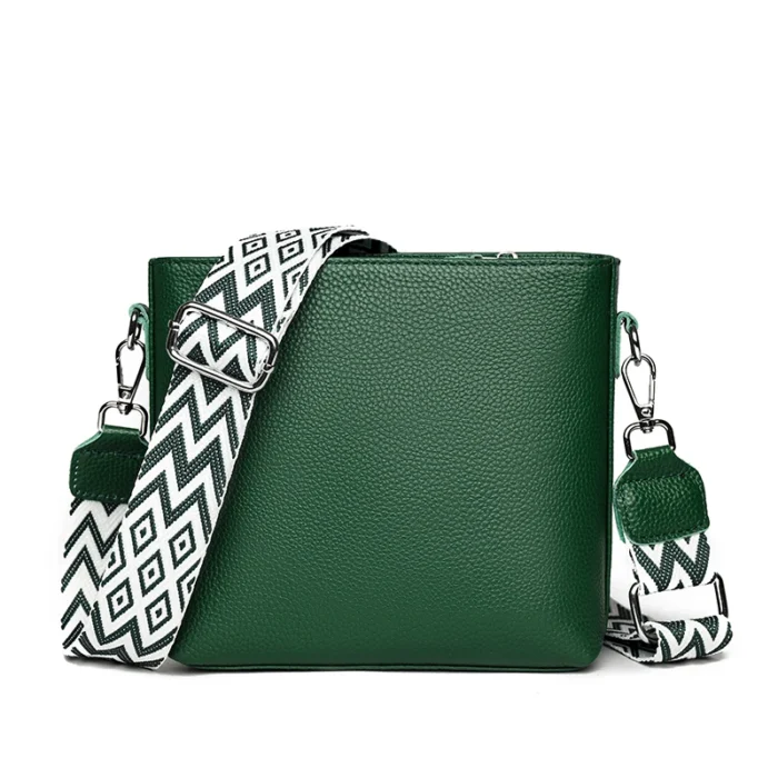 sac-bandouliere-cuir-vachette-large-sangle-vert Sac bandoulière femme en cuir de vache vert, sangle à motifs
