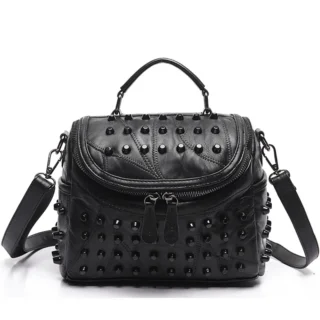 Accueil Sac bandoulière femme noir en cuir de mouton à rivets, forme tonneau